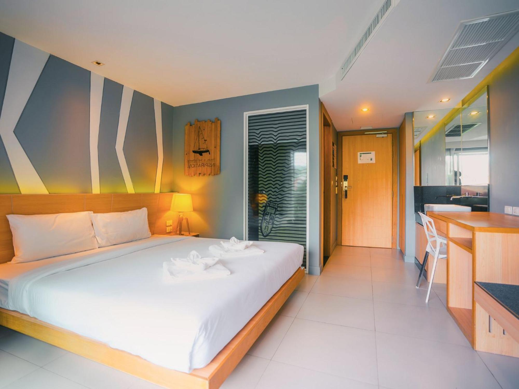 Mad Monkey Phuket Hostel Patong ภายนอก รูปภาพ