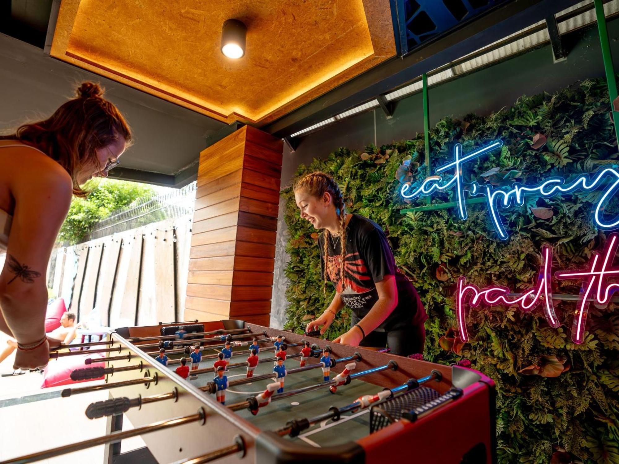 Mad Monkey Phuket Hostel Patong ภายนอก รูปภาพ