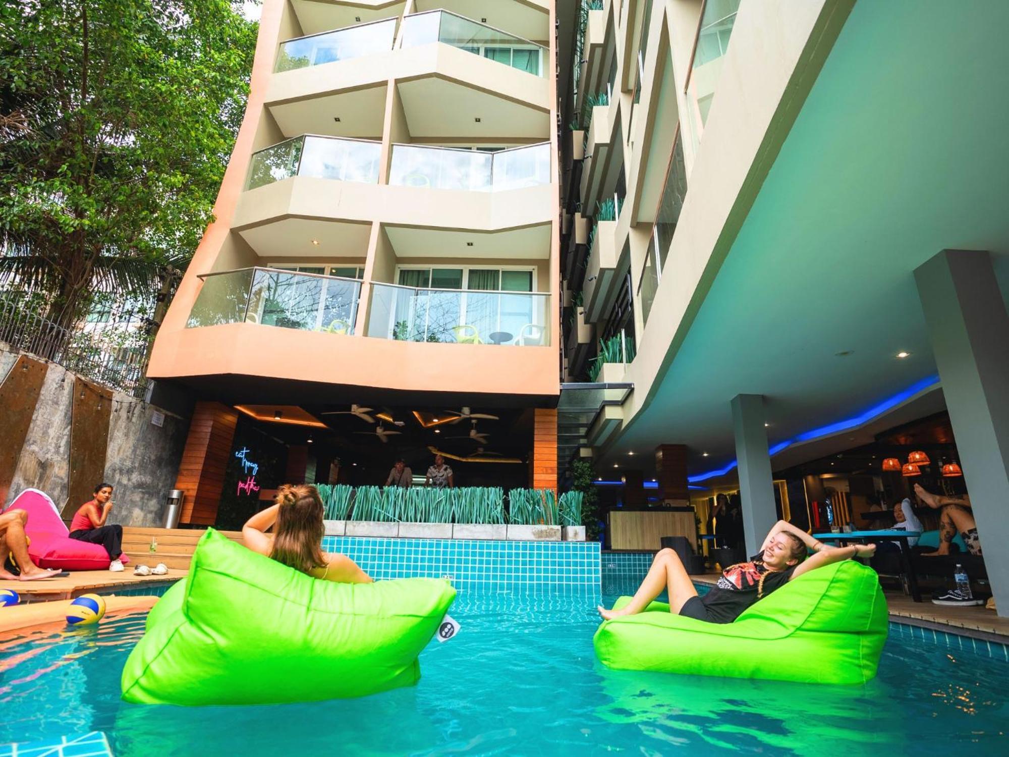 Mad Monkey Phuket Hostel Patong ภายนอก รูปภาพ