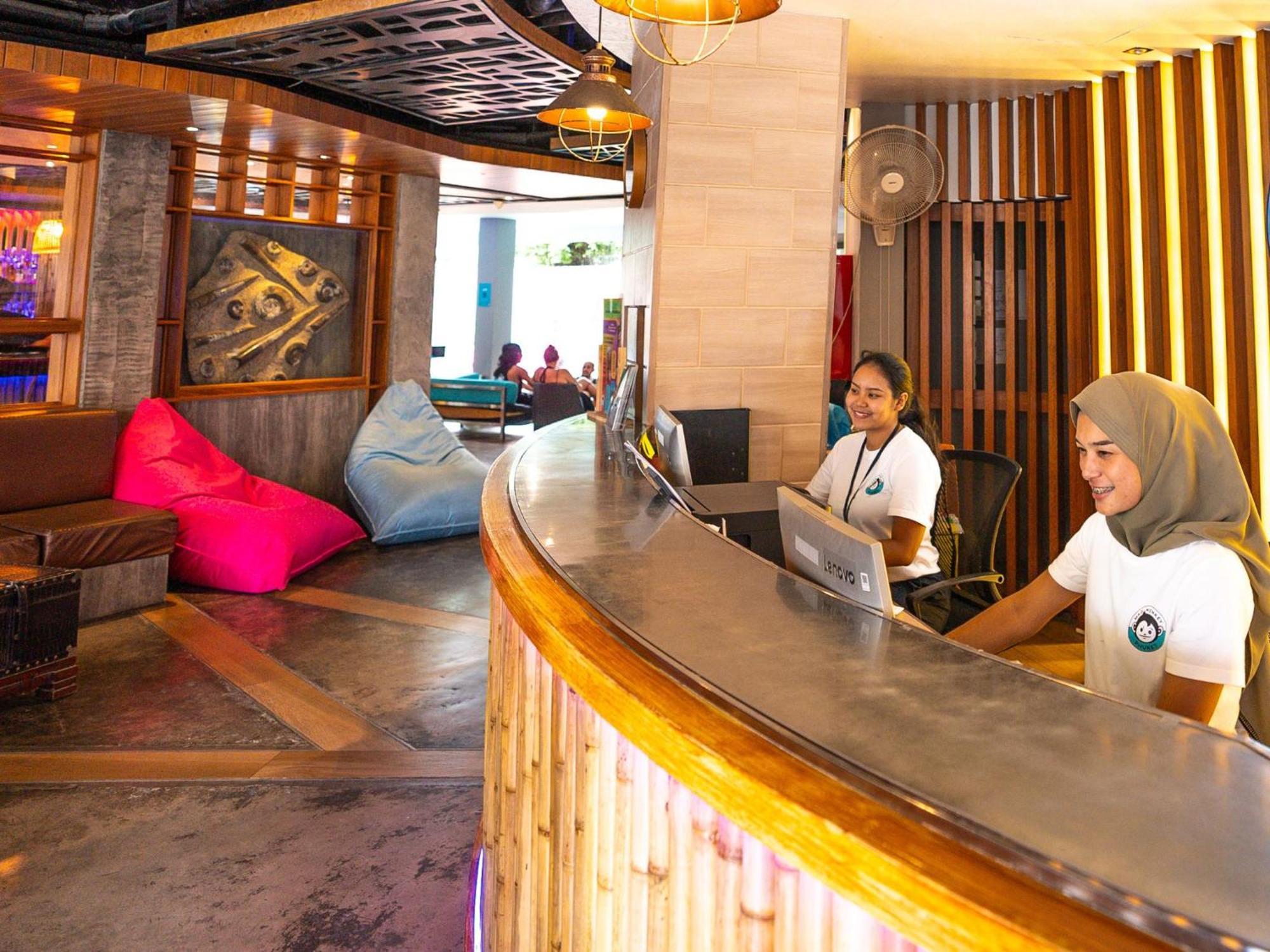 Mad Monkey Phuket Hostel Patong ภายนอก รูปภาพ