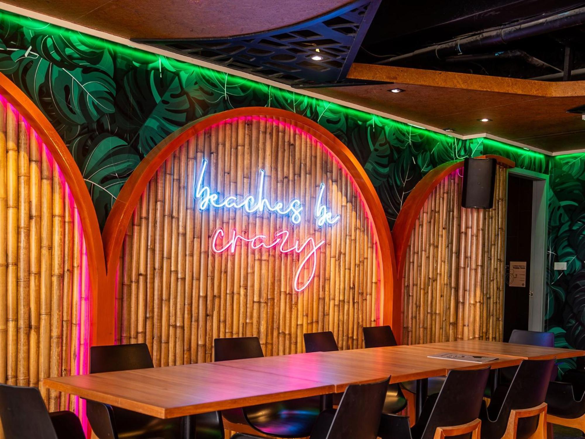 Mad Monkey Phuket Hostel Patong ภายนอก รูปภาพ