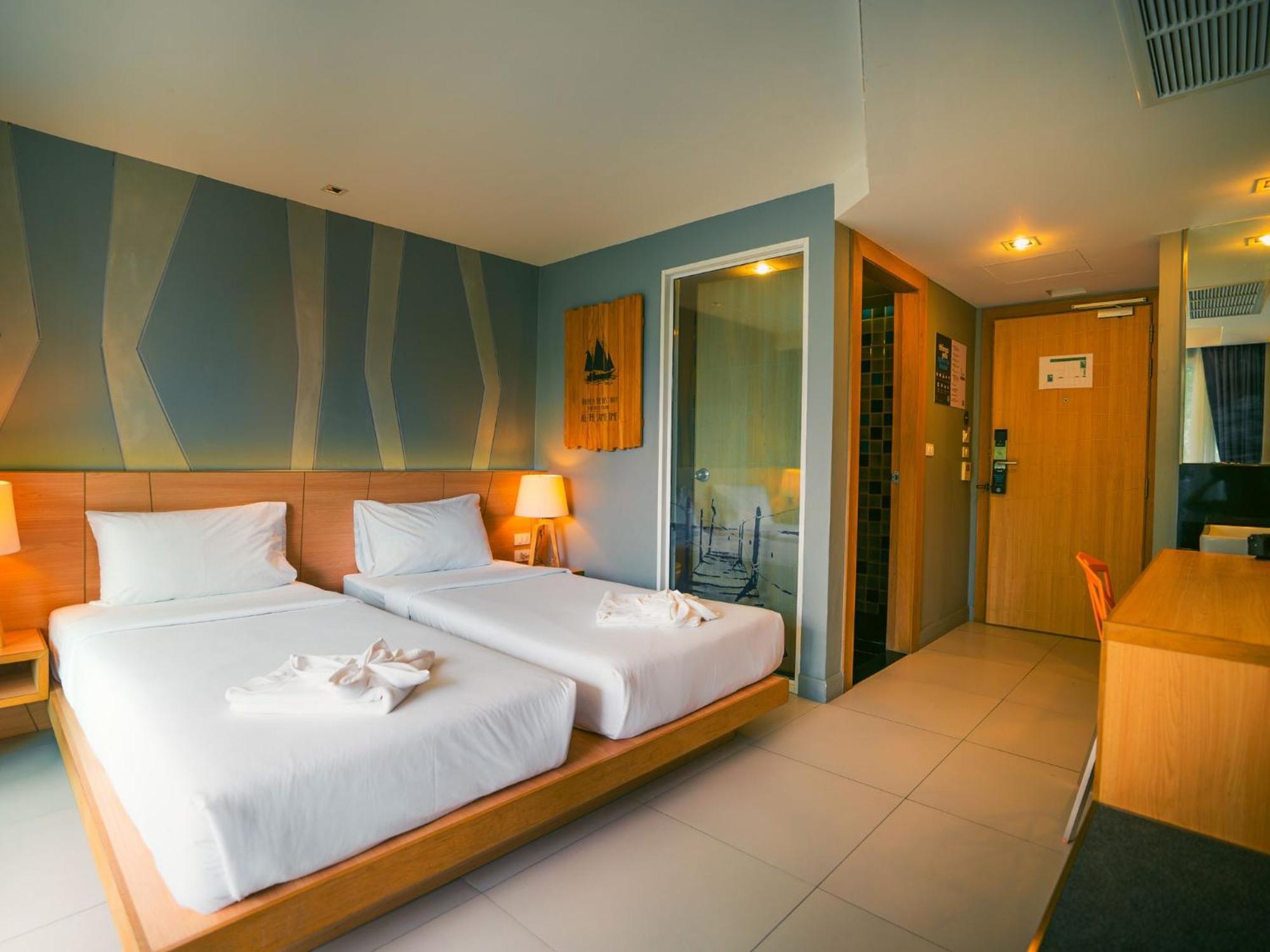 Mad Monkey Phuket Hostel Patong ภายนอก รูปภาพ