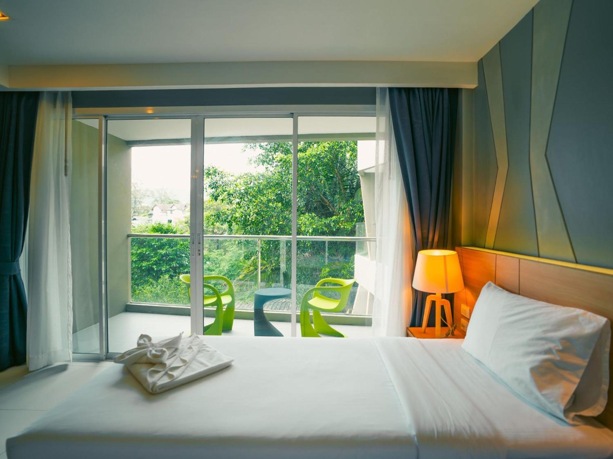 Mad Monkey Phuket Hostel Patong ภายนอก รูปภาพ