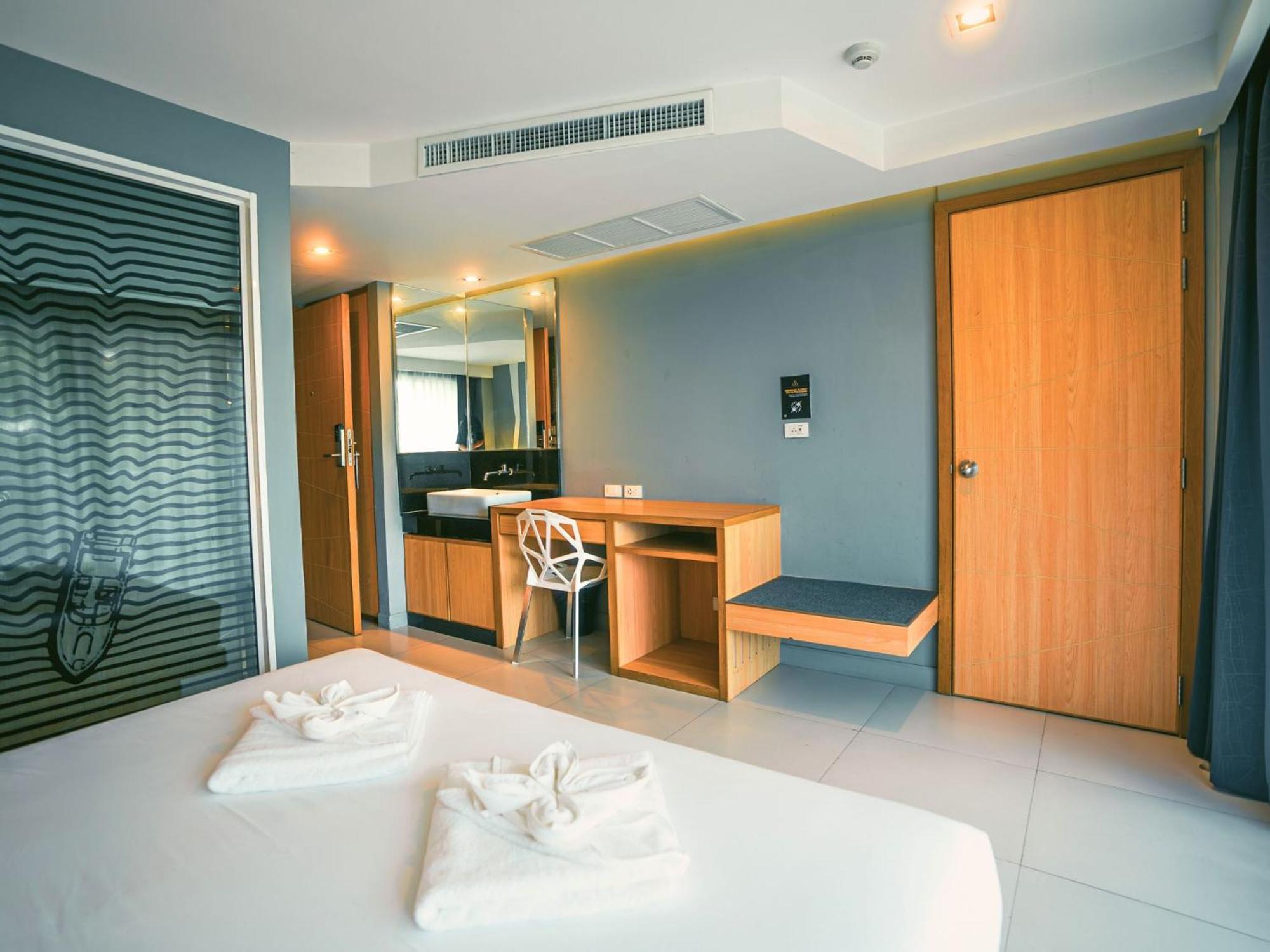 Mad Monkey Phuket Hostel Patong ภายนอก รูปภาพ