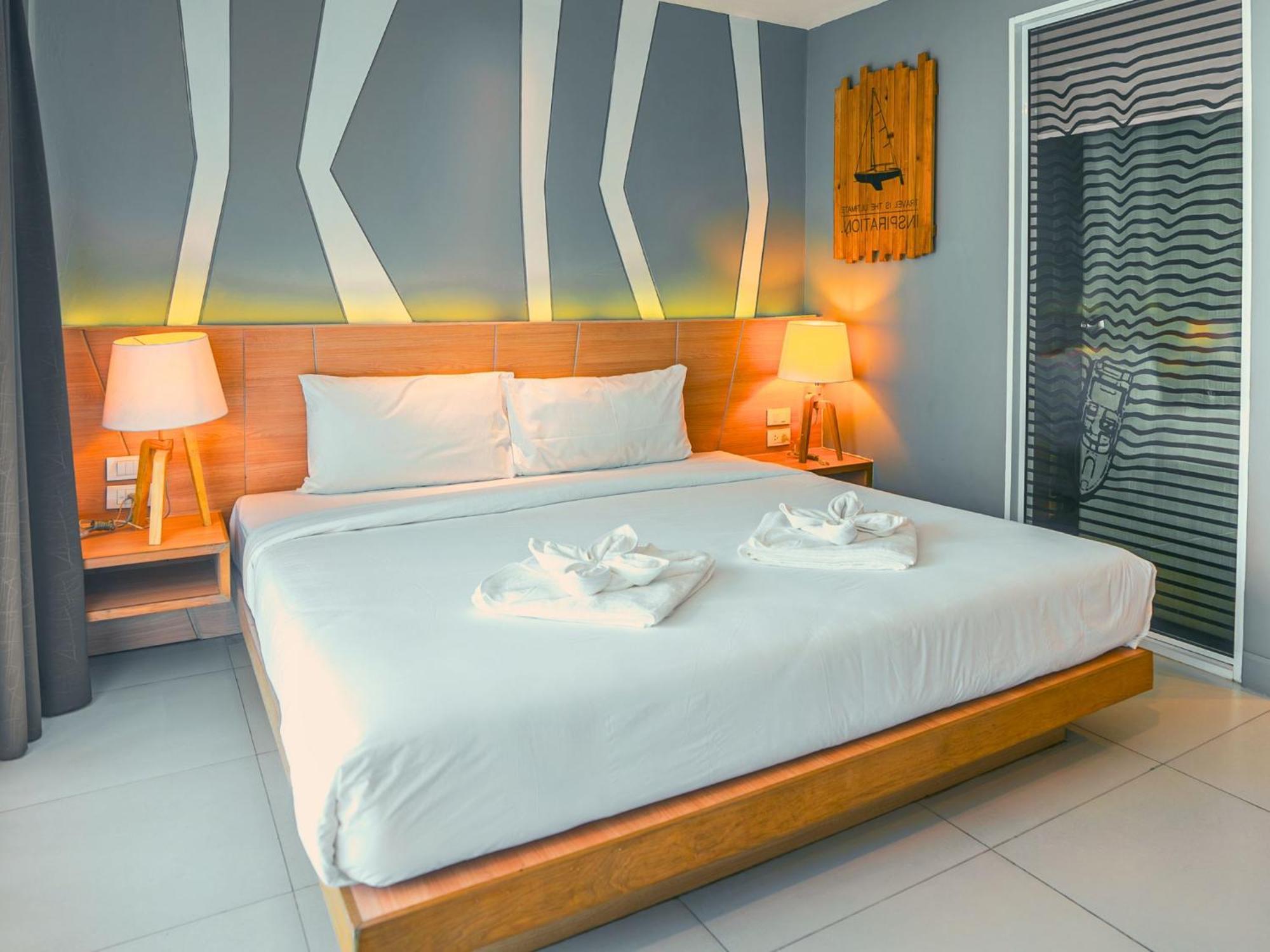 Mad Monkey Phuket Hostel Patong ภายนอก รูปภาพ