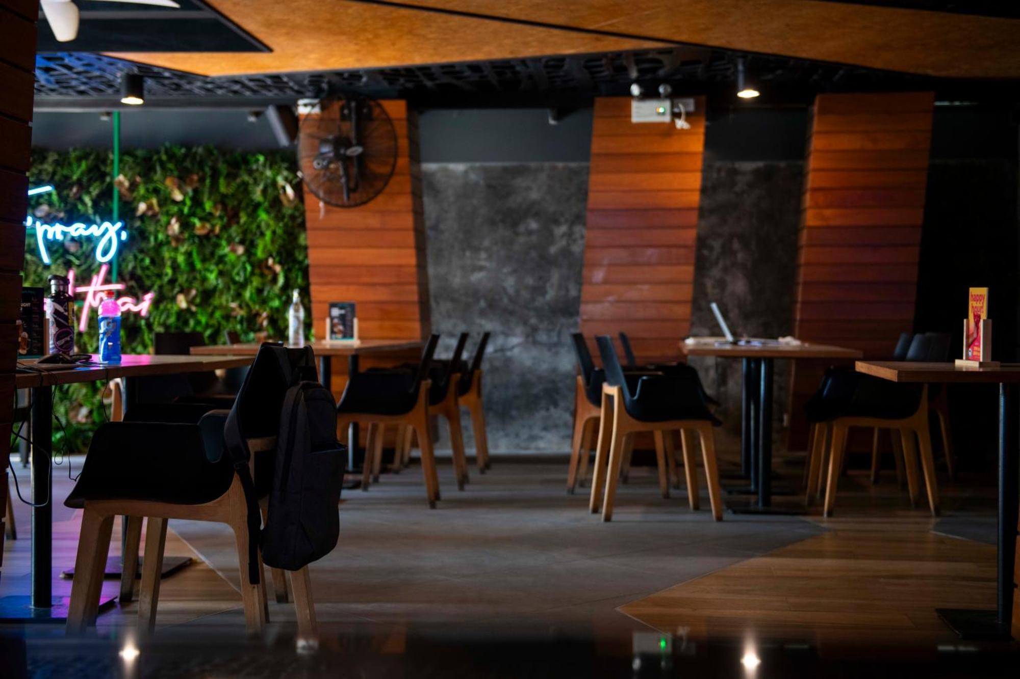 Mad Monkey Phuket Hostel Patong ภายนอก รูปภาพ