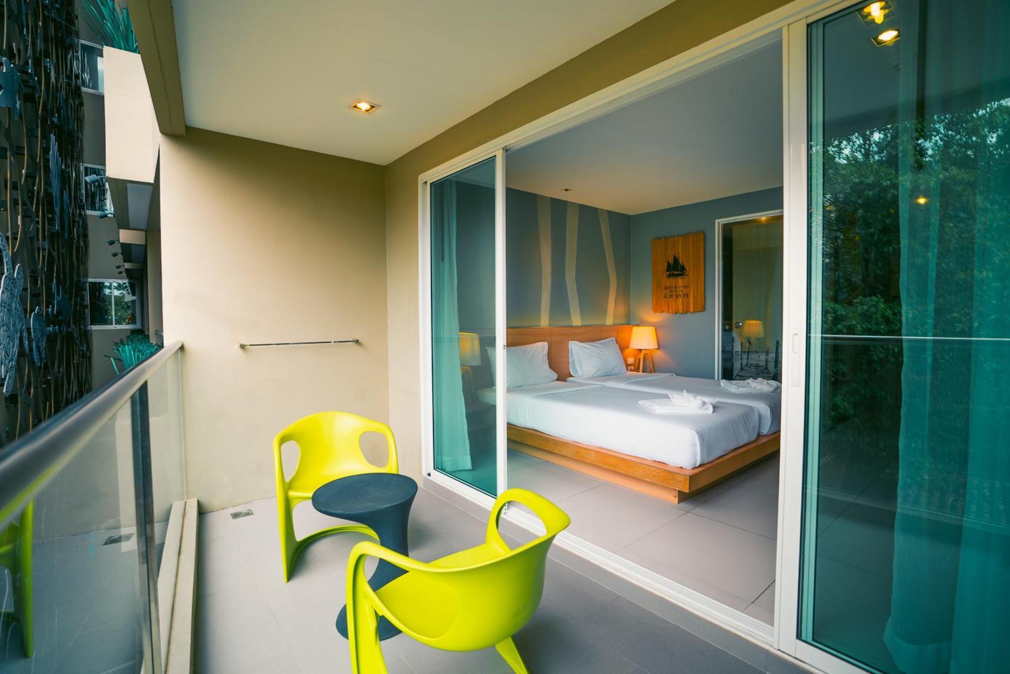 Mad Monkey Phuket Hostel Patong ภายนอก รูปภาพ