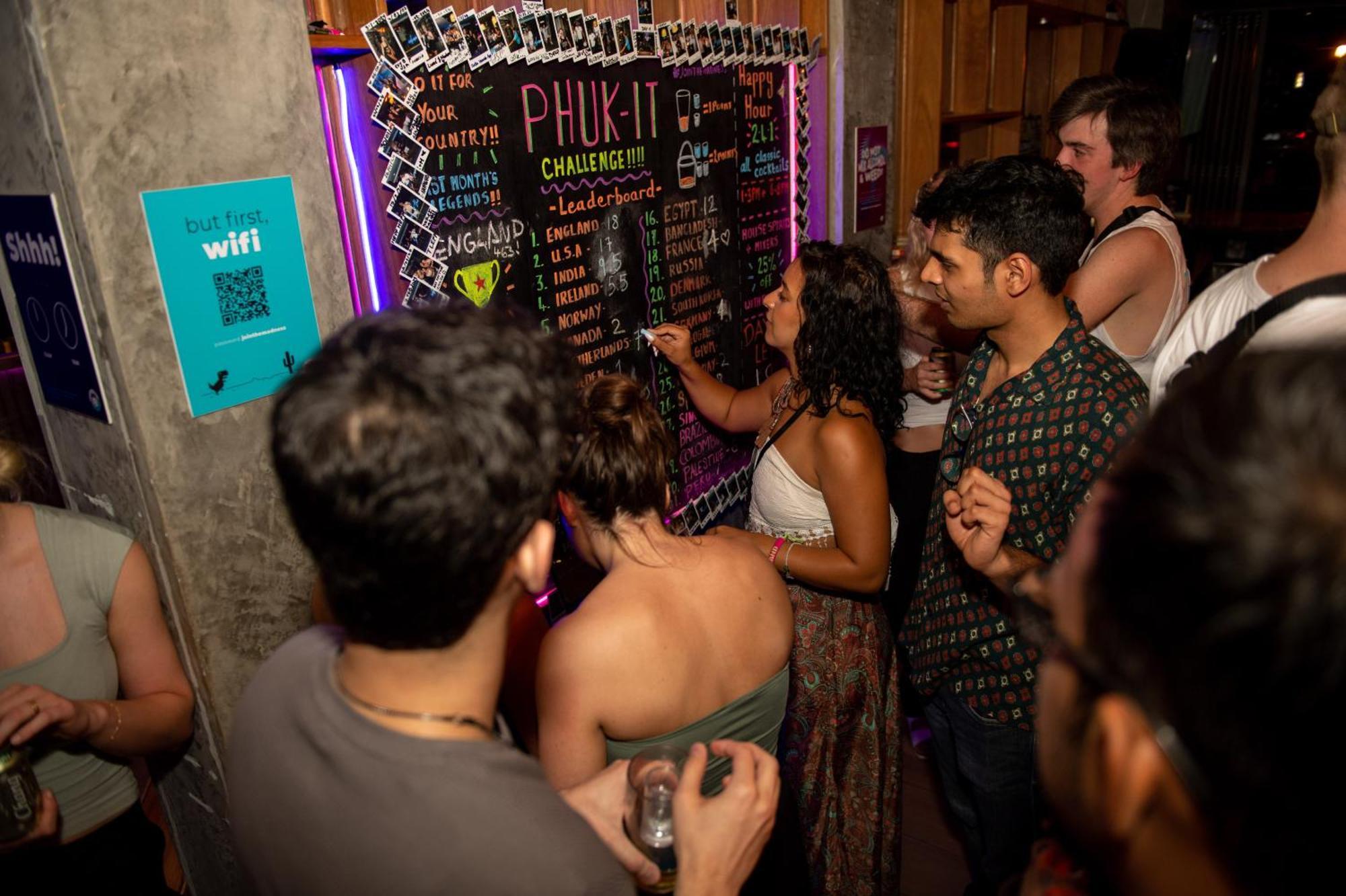 Mad Monkey Phuket Hostel Patong ภายนอก รูปภาพ