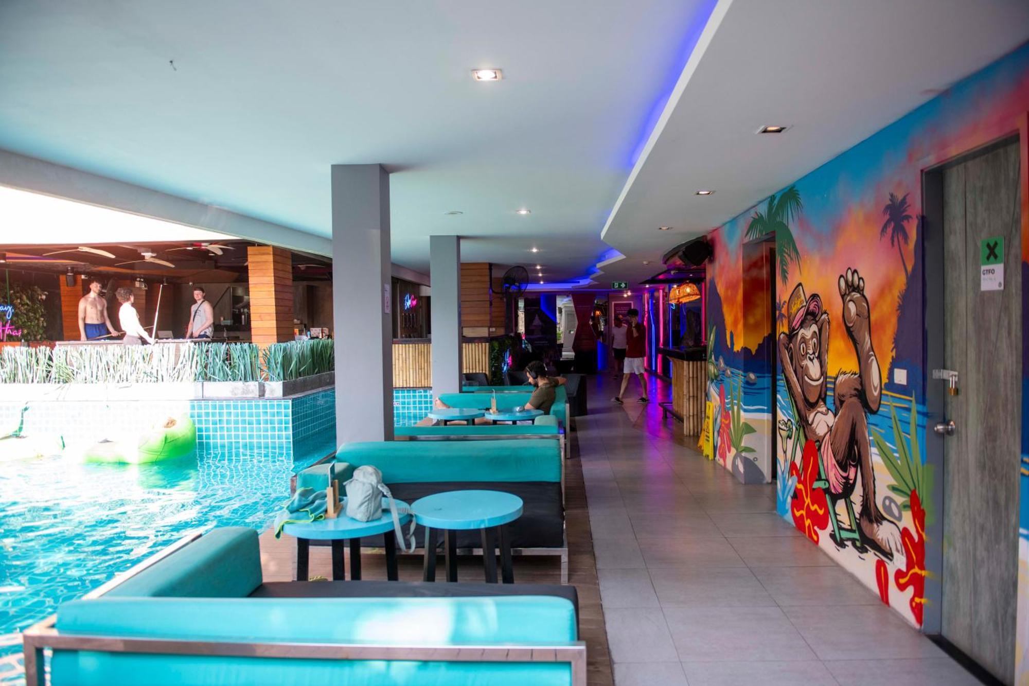 Mad Monkey Phuket Hostel Patong ภายนอก รูปภาพ