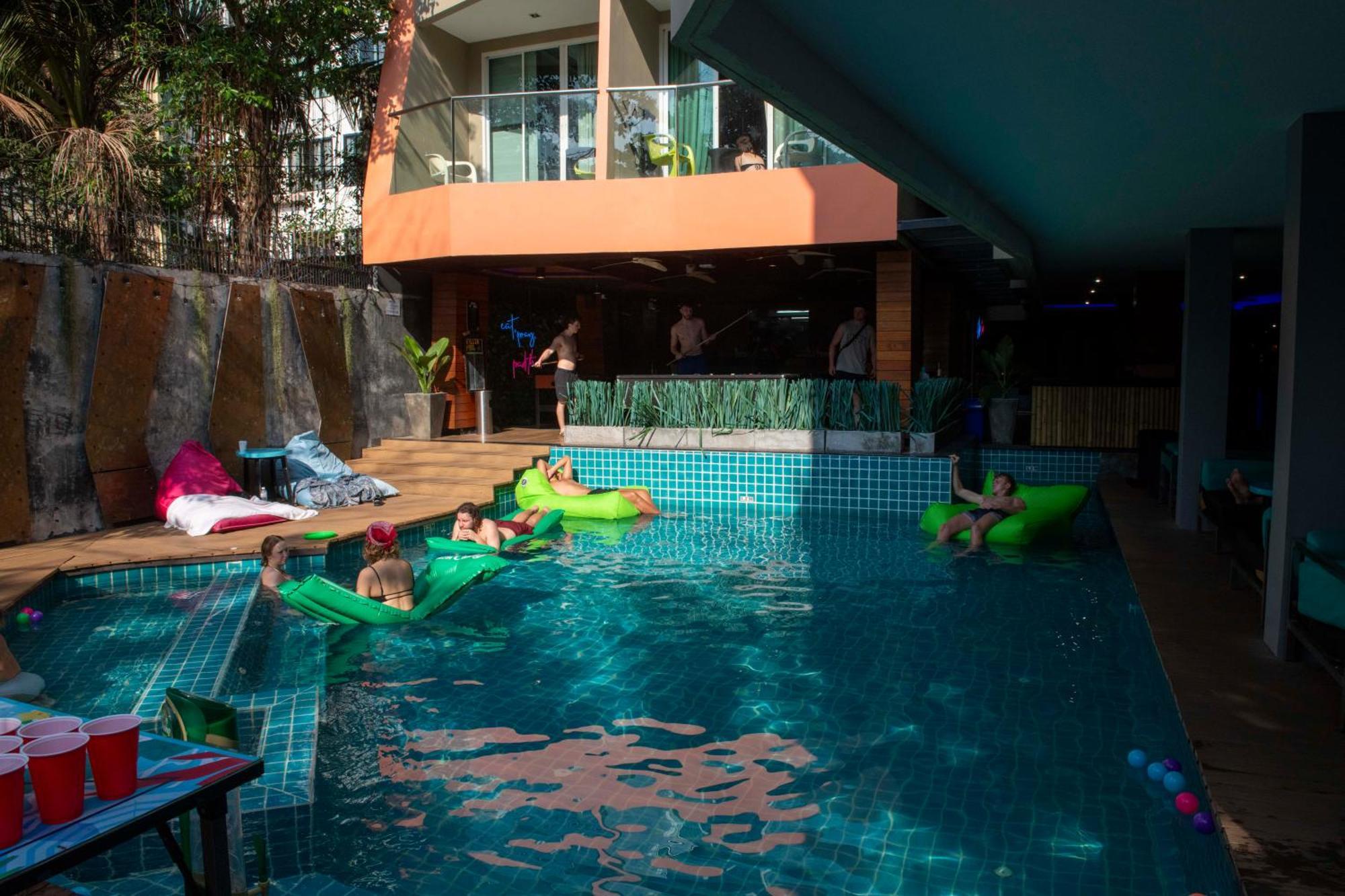 Mad Monkey Phuket Hostel Patong ภายนอก รูปภาพ