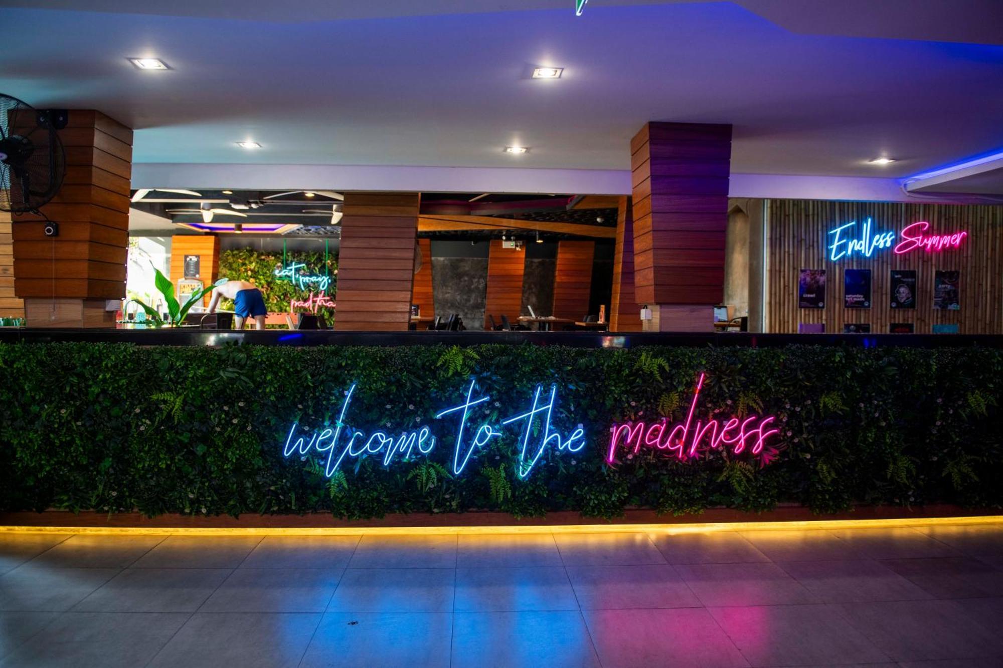 Mad Monkey Phuket Hostel Patong ภายนอก รูปภาพ
